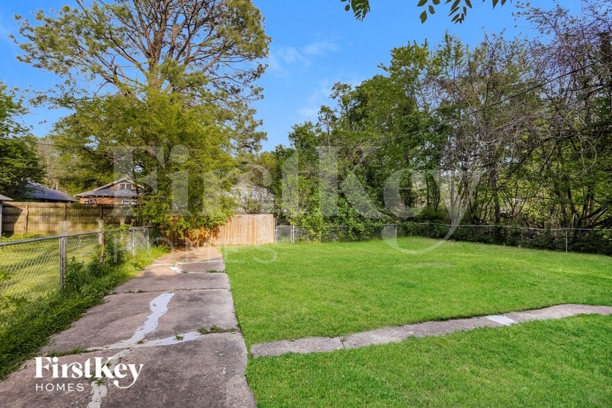 Building Photo - 690 N Willett St