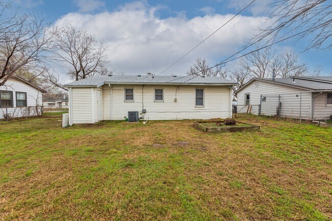 Building Photo - Move in ready - 2 Bed 1 Bath In Quiet Neig...