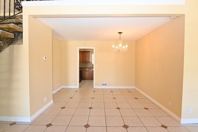 Building Photo - Beautiful 5 bed 3 bath, 2 car Garage & Pool, Near Snell & Calero
