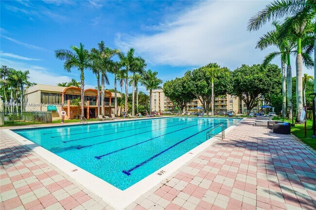 Building Photo - 9350 Fontainebleau Blvd