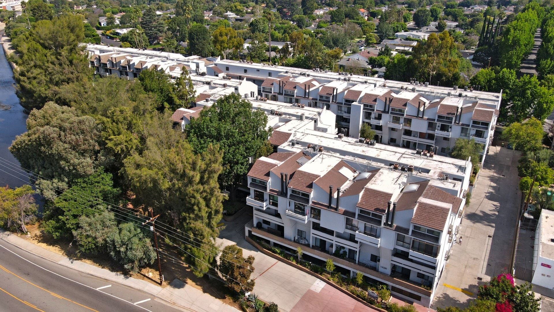 Building Photo - 13331 Moorpark St