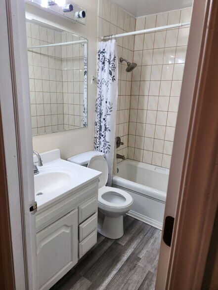 Building Photo - 451 Doral Terrace