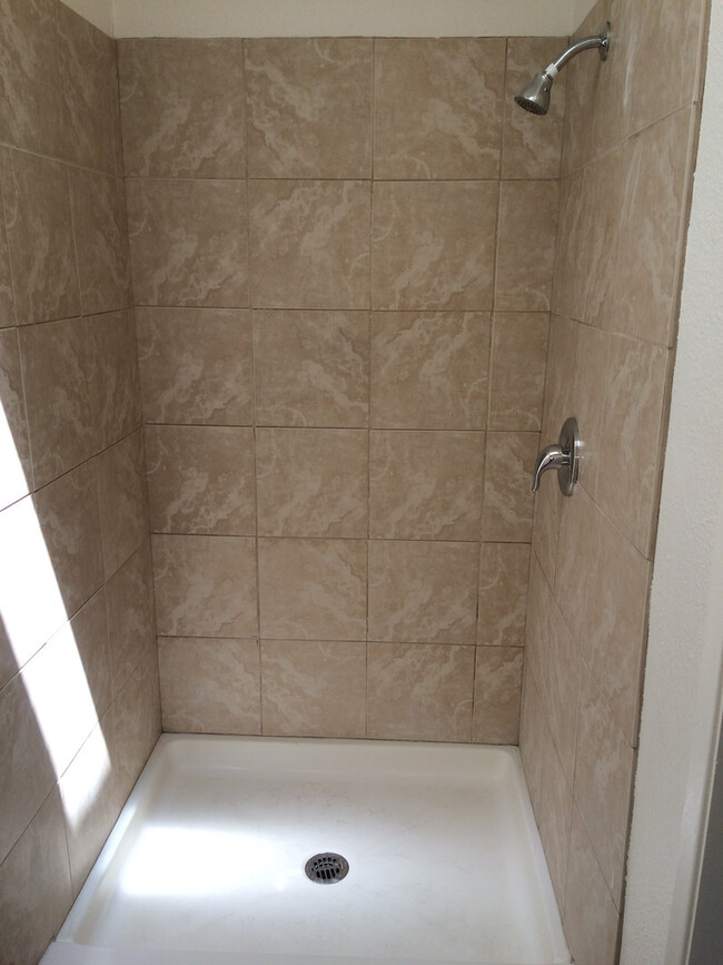 Building Photo - 3bed 2 bath House For Rent!