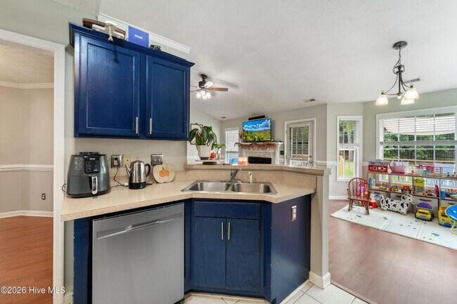 Building Photo - 3 Bedrooms AND A BONUS!! Short Term Leases considered, NO breed restrictions!