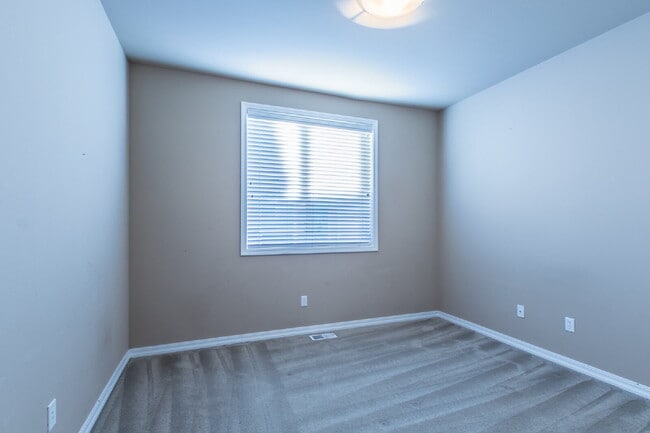 Building Photo - Spacious 4-Bedroom Haven in Kent with 2.5 Bathrooms and 2,570 Sq Ft of Comfort!