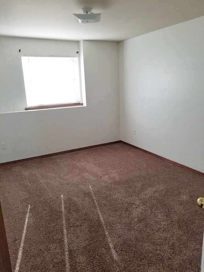 Building Photo - Newer 2 Bedroom 1 Bathroom with a View
