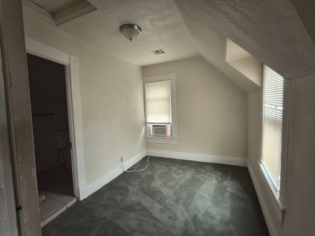 Building Photo - 402 E Warner Ave