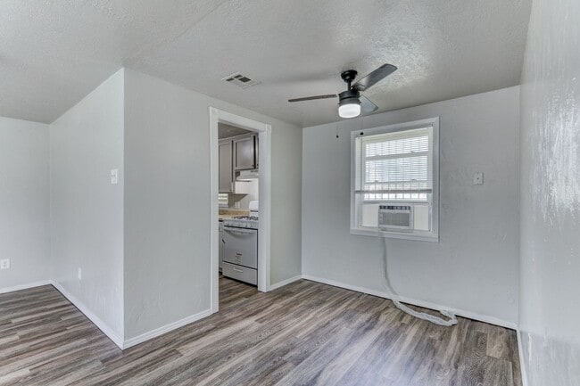 Building Photo - Newly Renovated  4 bedroom 1 bath