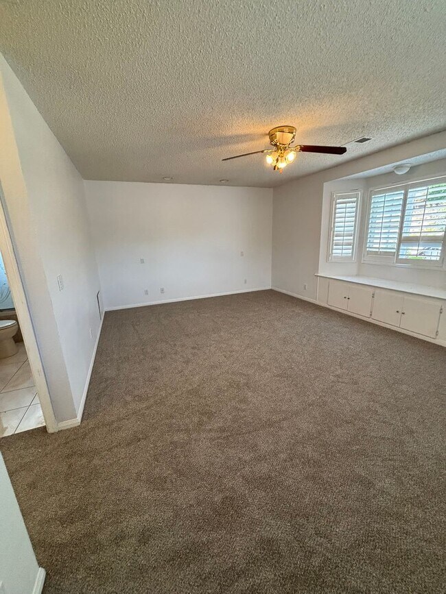 Building Photo - 4122 Aragon Dr