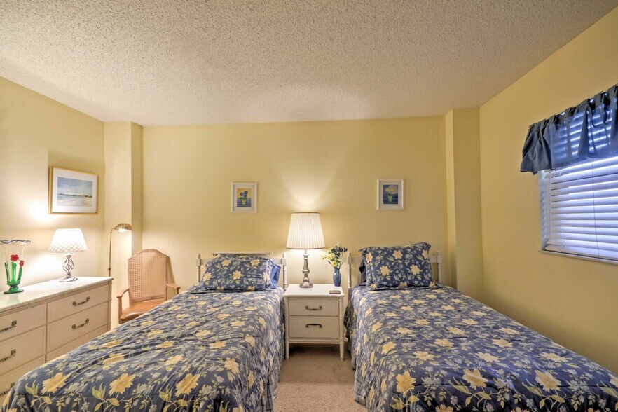 Building Photo - 5760 Midnight Pass Rd