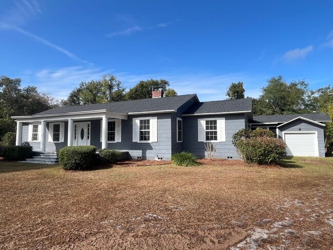 Building Photo - Spacious 3 Bedroom Home • 2,100+ Sq Ft just outside of Live Oak Location