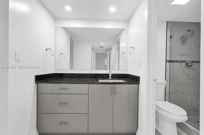 Building Photo - 3401 N Country Club Dr