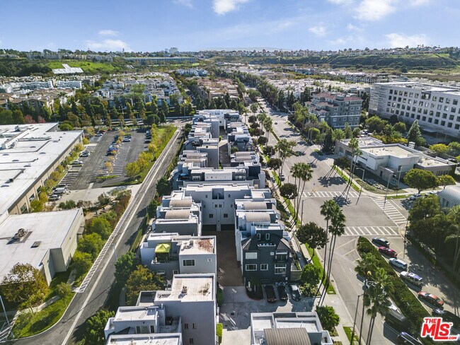 Building Photo - 5350 Playa Vista Dr