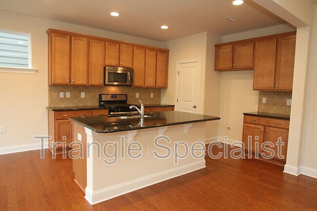 Building Photo - 215 Begen St