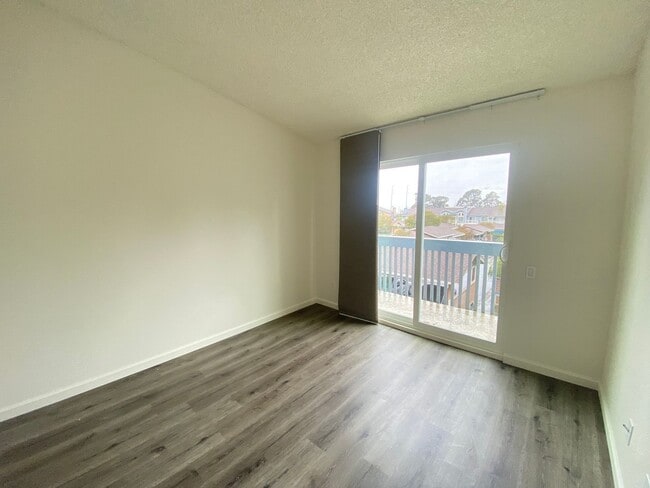 Building Photo - Gorgeous Condo W/ Dishwasher & In Unit W/D!