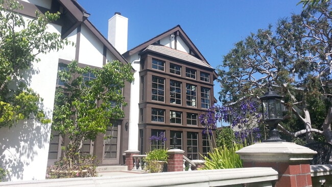 Building Photo - SPACIOUS MANSION WITH 2 PRIVATE ROOMS *FOR...
