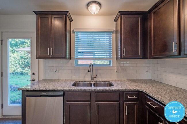 Building Photo - 8 Rochambeau Ct