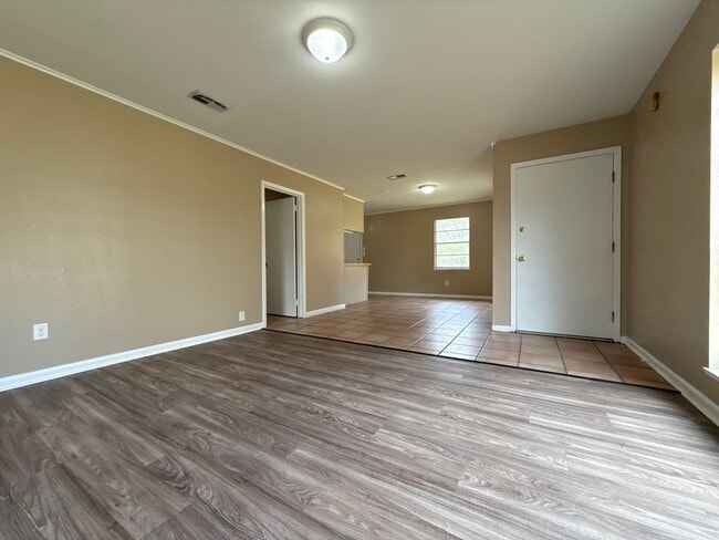 Building Photo - Country and City Side Home