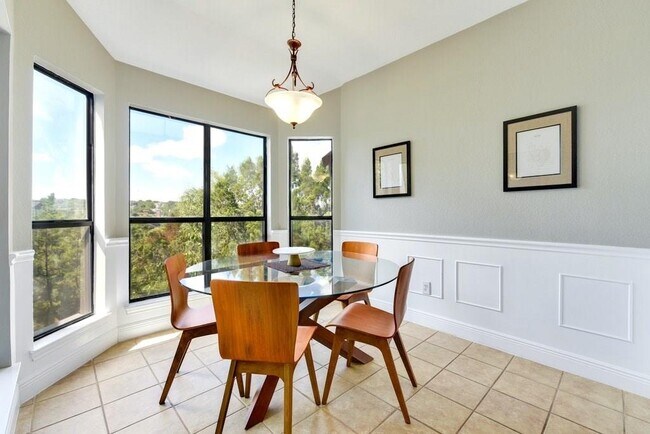 Building Photo - 4711 Spicewood Springs Rd