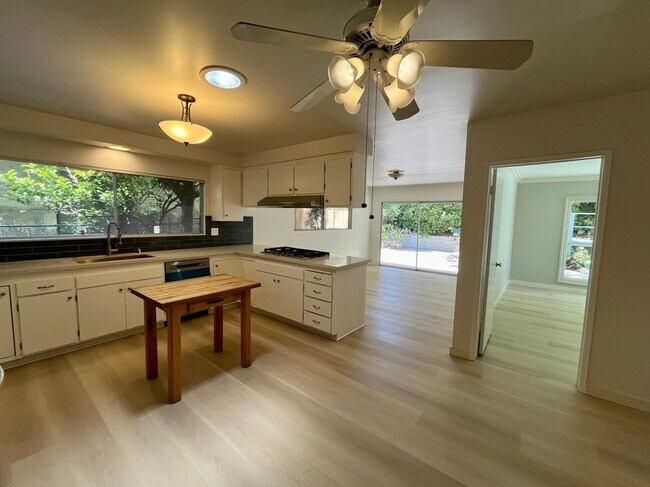 Building Photo - 16641 Park Ln Cir