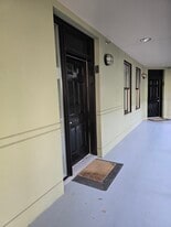 Building Photo - 40 College St
