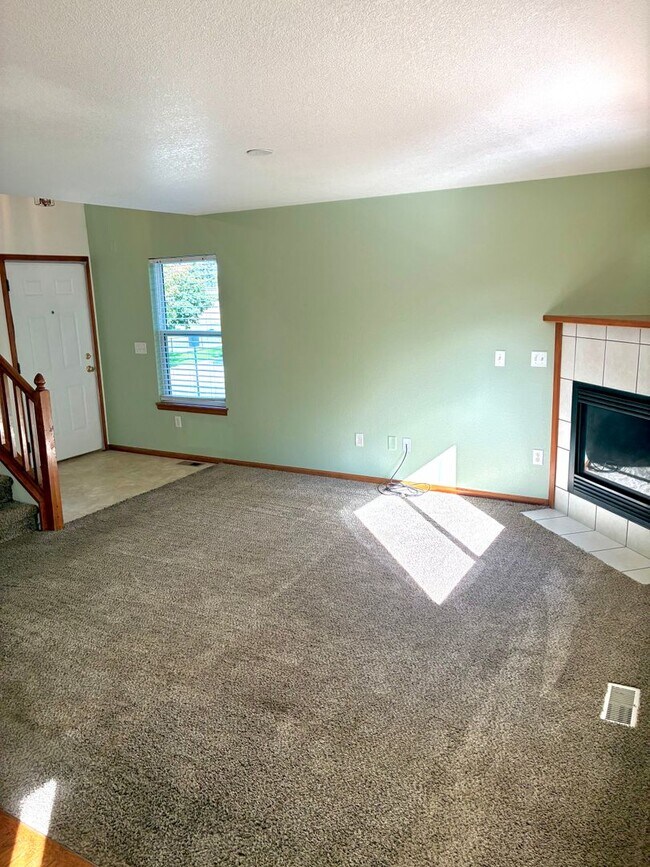 Building Photo - Beautiful 3 bedroom, 2 and 2-1/2 bath Townhome with 2 car attached garage and Finished Basement w...