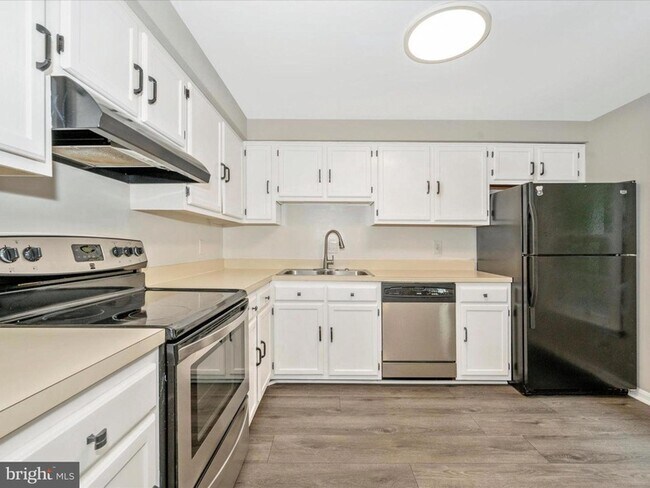 Building Photo - 112 Bracken Ct