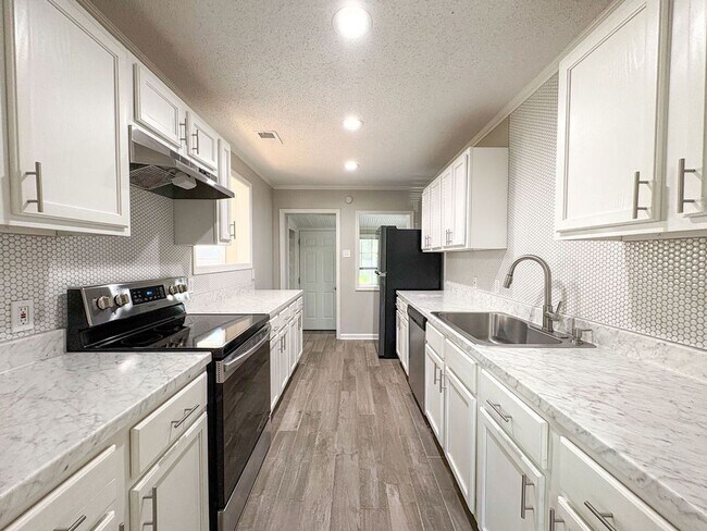 Building Photo - Updated 3 bedroom, 1 bathroom near Quince and Perkins