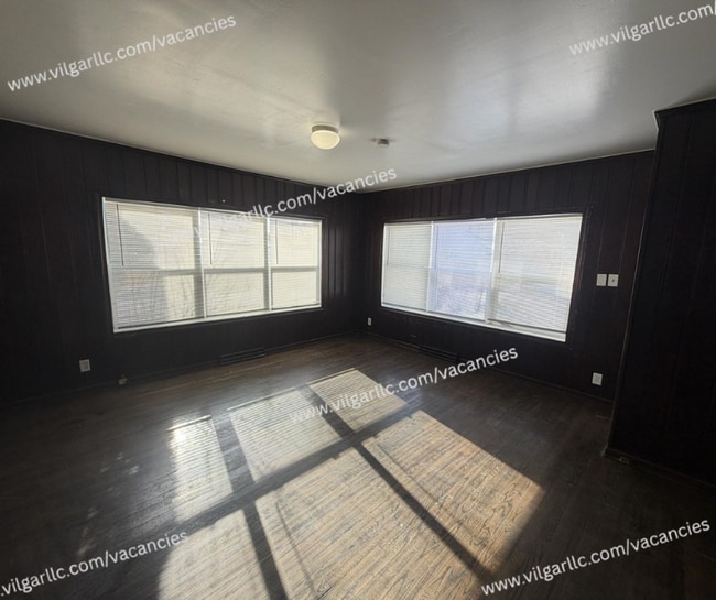 Building Photo - FOR RENT — SPACIOUS 3 BED / 2 BATH HOME