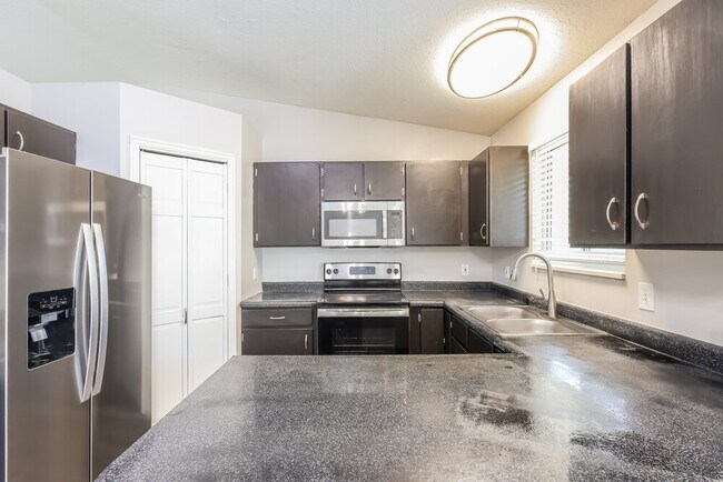 Building Photo - 5902 Woodview Dr