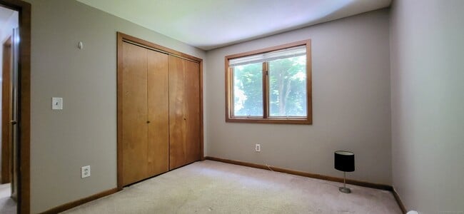 Building Photo - 1730 Farmington Ave