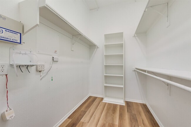 Building Photo - 2600 Spring Dr