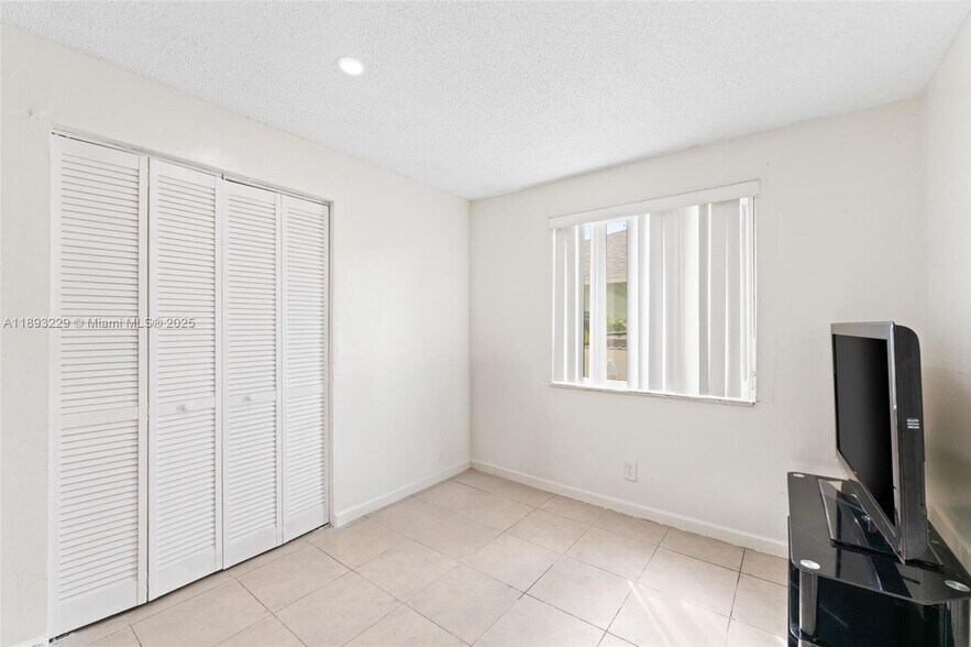 Building Photo - 1032 18th St