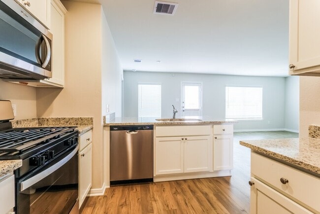 Building Photo - 400 Mustang Trot Dr