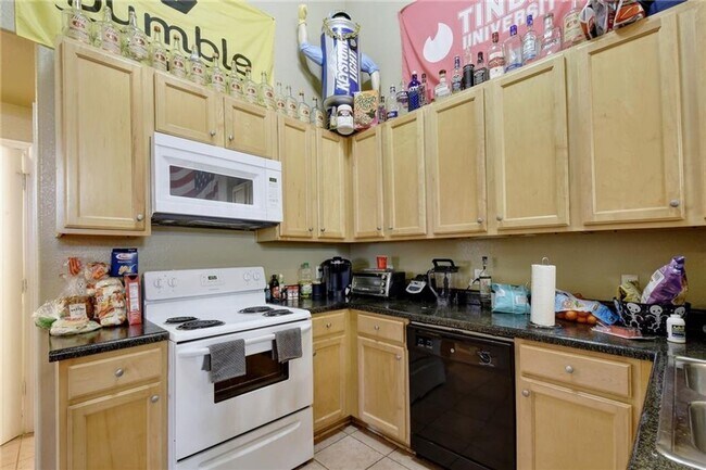 Building Photo - West Campus Condo Under $1000/Bedroom Walking To Campus