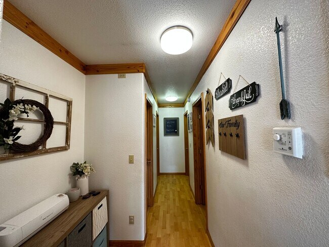 Building Photo - 3 Bed/2 Bath/2 Car Garage/Dogs Allowed