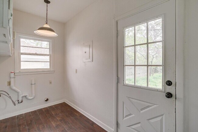 Building Photo - Updated 3-Bedroom Home in South Hills Neighborhood!