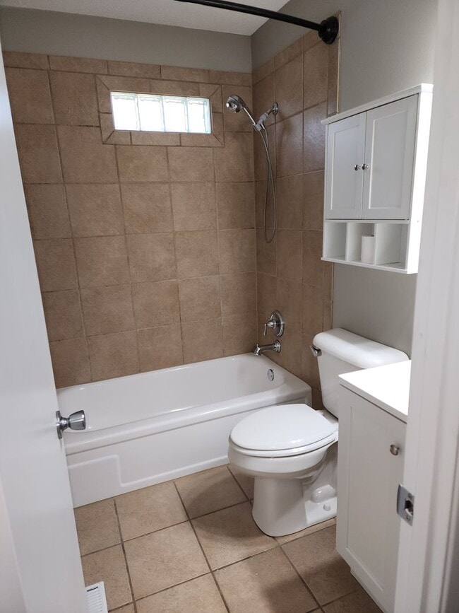 Building Photo - Four bedroom two bathroom house W/ double ...
