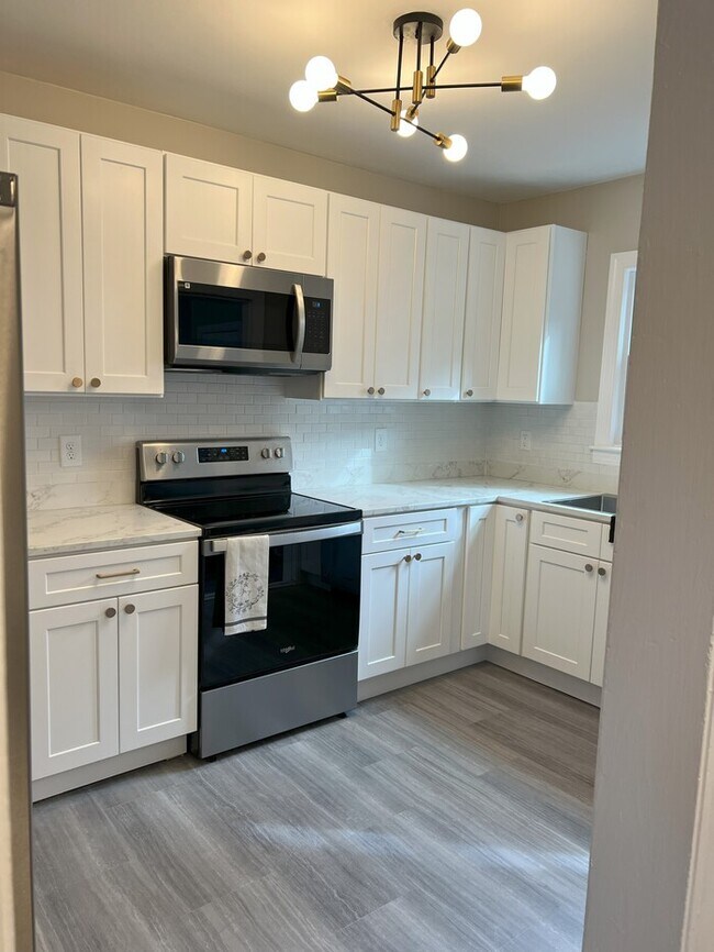 Building Photo - Beautifully Renovated 2BR Home with Modern...