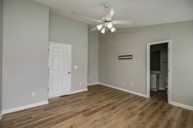 Building Photo - Lee Crossing Neighborhood, Easy access to ...