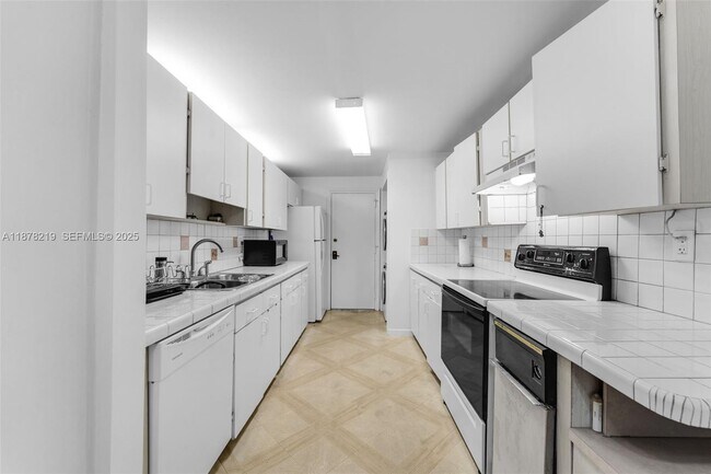 Building Photo - 13951 Kendale Lakes Cir