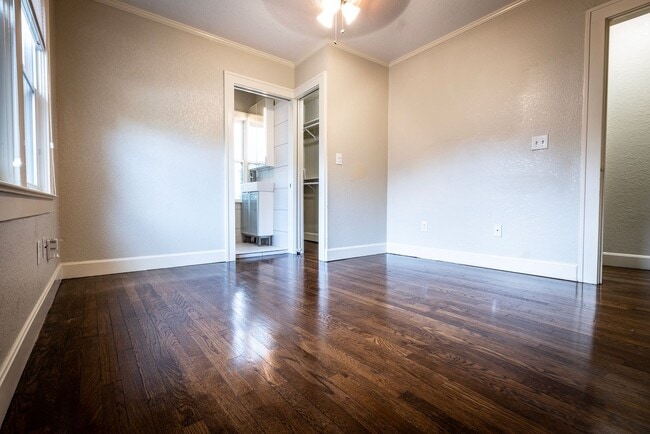 Building Photo - 1105 W 49 St