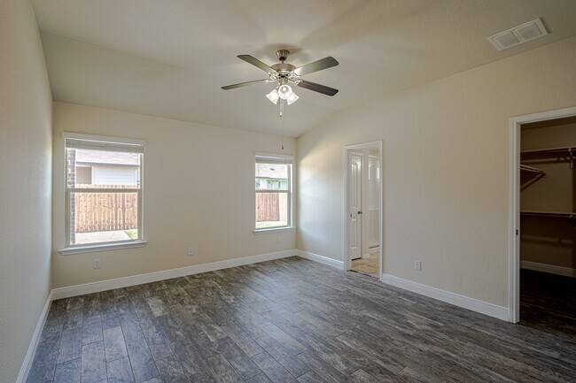 Building Photo - 121 Hematite Ln
