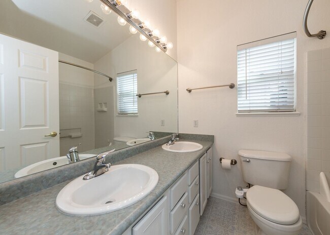 Building Photo - 4 Bed Rancher in District 20!!!