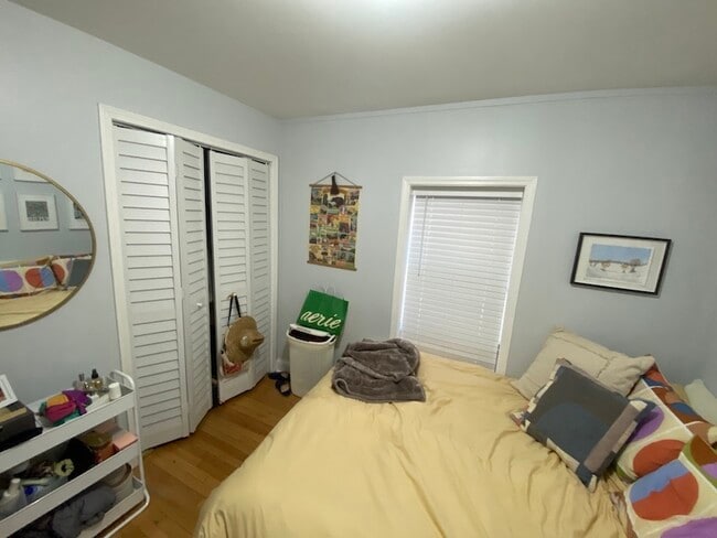 Building Photo - 347 W Dickens Ave