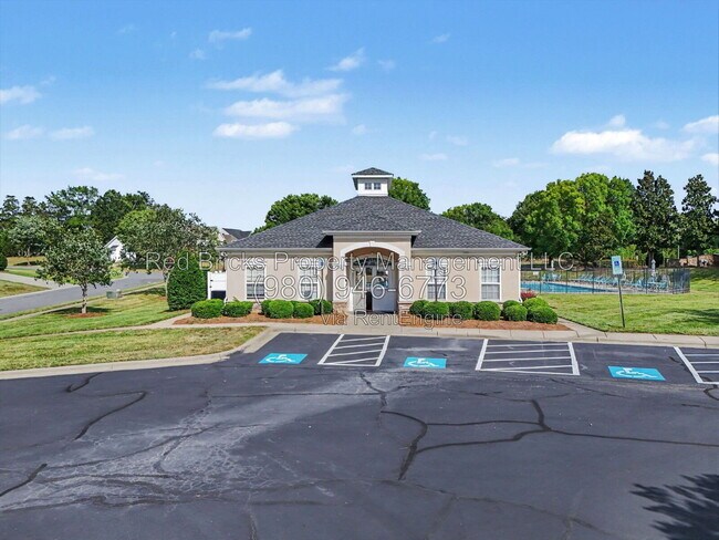 Building Photo - 7864 Whispering Wood Dr