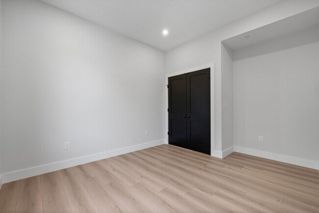 Building Photo - 198 Albion St