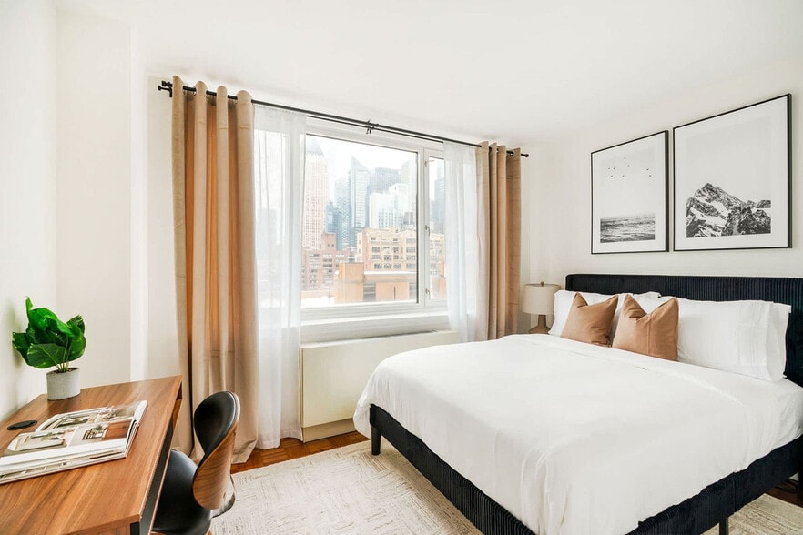 Building Photo - 350 W 43rd St