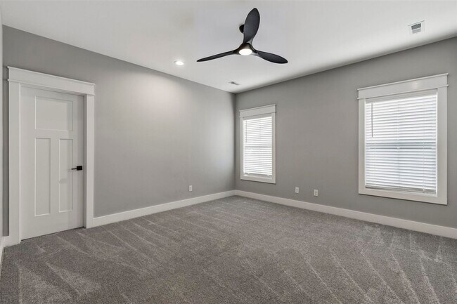 Building Photo - 633 Village Way