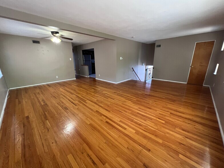 Building Photo - 1104 Ralph Ter